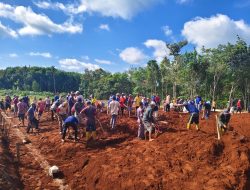 GOTONG ROYONG MASSAL WARGA BANDAR DALAM PERCEPAT PEMBANGUNAN KOPERASI MERAH PUTIH